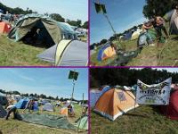 Panowie pracują nad rozłożeniem plandeki i umieszczeniem sztandaru na drzewcu