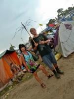 PO południu zaczął padać deszcz ale uczynny kolega zaprosił mnie pod swoja parasolkę