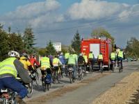 Kowal- po mieście oprowadza nas pan burmistrz, jadący w wozie strażackim
