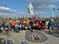 Park Kazimierza Wielkiego w Kowalu- foto rodzinne wszystkich uczestników zlotu