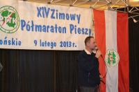 Uroczyste zakończenie półmaratonu a przy mikrofonie "mistrz ceremonii"- kol. Wojtek Pasek