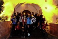 Nasza drużyna na tle bramy wejściowej do klasztoru