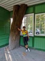 OJCÓW- DRZEWO WROŚNIĘTE W BUDYNEK TUTEJSZEGO PTTK A OBOK NASZ RENATKA;-)))