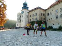 OTO MY: RENIA, HENRYCZEK I JA na dziedzińcu zamku w pieskowej Skale