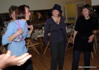 Podczas zabawy rozdawano biustonosze, kapelusze...