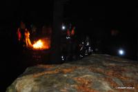 w lesie z czołówkami dzieciaki wyglądały jak świetliki