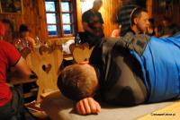 ...posród leżących na stołach i pod nogami