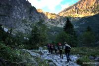 Słońce oświetla tylko wierzchołki szczytów