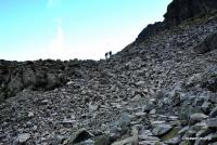 Mozolne podejście skalnym rumowiskiem