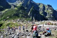 Im bliżej Morskiego Oka tym gęściej...