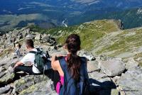 Ta niepozorna ścieżka po prawej to mordercze dla kolan skaliste zejście