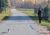 ... ten chłopiec próbował zaopiekować się maluchem, ale kotek podrapał go, wyrwał się i pognał za nami....