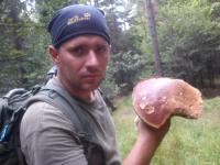 Tomek ze znalezionym grzybkiem. 