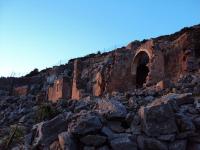 Ruiny otaczające Jaskinię Niedźwiedzia