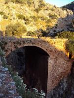 Most łączący ściany wąwozu 