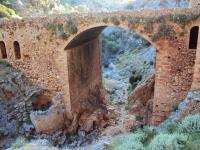 Most łączący ściany wąwozu 