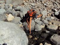 Wąwóz Samaria i krystaliczna woda w potoczku 