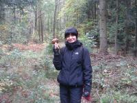 Ze swoim znaleziskiem, kozaczkiem