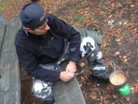 Tomasz przygotowuje leśny obiadek 