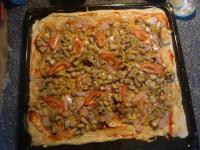 Pizza przed włożeniem do piekarnika