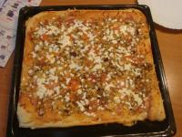 Pizza po wyjęciu z piekarnika 