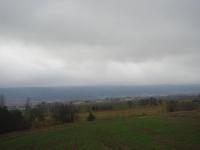 Trasa Rudki - Święta Katarzyna, w tle pasmo Łysogór 