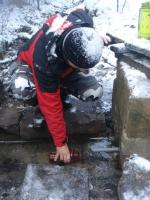 Nabieramy wodę ze źródełka 