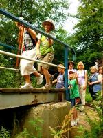 Mostek pokonujemy bez problemu