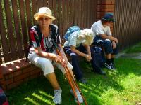 Nieco cienia i ławeczka - dobre miejsce na krótki odpoczynek