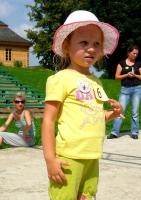 Najmłodsza z uczestniczek też ma kapelusik