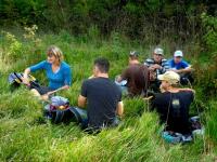 Młodzi jedzą śniadanko;