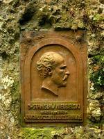 Tablica poswiecona dr Stanisławowi Niedzielskiemu - twórcy uzdrowiska w Ojcowie; Jeden z nestorów polskiej balneologii!!!