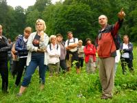 Krzysio nasz przewodnik, pokazuje gdzie znajdowały się uzdrowiskowe łazienki.