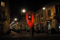 ZEGAR W ŚWIETLNEJ OPRAWIE