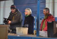 operator kamery filmuje pracę linii do demontażu