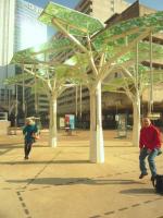 dzielnica La Défense - z tatą na dziwnych huśtawkach