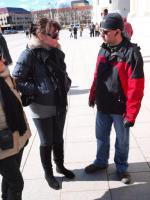 Gizmo pyta się pani przewodnik o powody dla których Jagiełło utopił Birutę