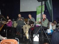 w trakcie przygotowań, gra irlandzka kapela