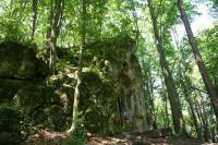 z grotami,  resztkami średniowiecznego zamku 