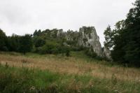 otoczonej przez jurajskie skałki.