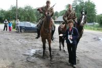 Na 10 km, na punkcie kontrolnym, witają nas członkowie Stowarzyszenia Ułanów 