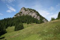 Z przełęczy Międzyrozsutce (Medzirozsutce) na szczyt Małego Rozsutca prowadzi ścieżka w końcowej części  ubezpieczona łańcuchami