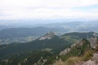 Ze szczytu Wielkiego Rozsutca można oglądać sąsiedni niższy Mały Rozsutec. 