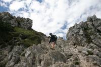 Szlak z Wielkiego Rozsutca w kierunku na przełęcz Międzyhale w znacznej części zabezpieczony jest łańcuchami i drabinkami.