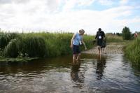 i przeprawiamy się  przez rzekę pełną pijawek, 