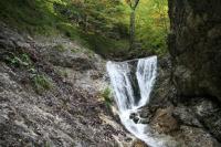 Przedłużeniem „Górnych Dziur”  jest kolejny wąwóz Ciasny Żleb (Tesna Rizna) który wyprowadza między Rozsutce. 